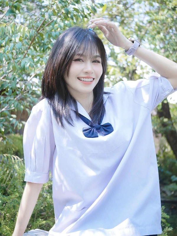 จ๊ะเอ้ย ในเสื้อสปอร์ตสีเขียวและขาว