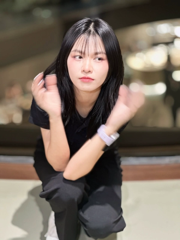 areych จ๊ะเอ้ย ภาพพอร์ตเทรตในชุดสีดำ