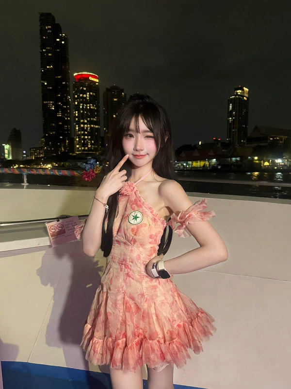 แคท puddingkat สวมชุดออกงานสีชมพู