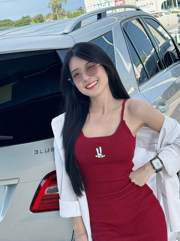 salebitoey25 น้องใบเตยผู้หญิงขายรถ กับรถยุโรป